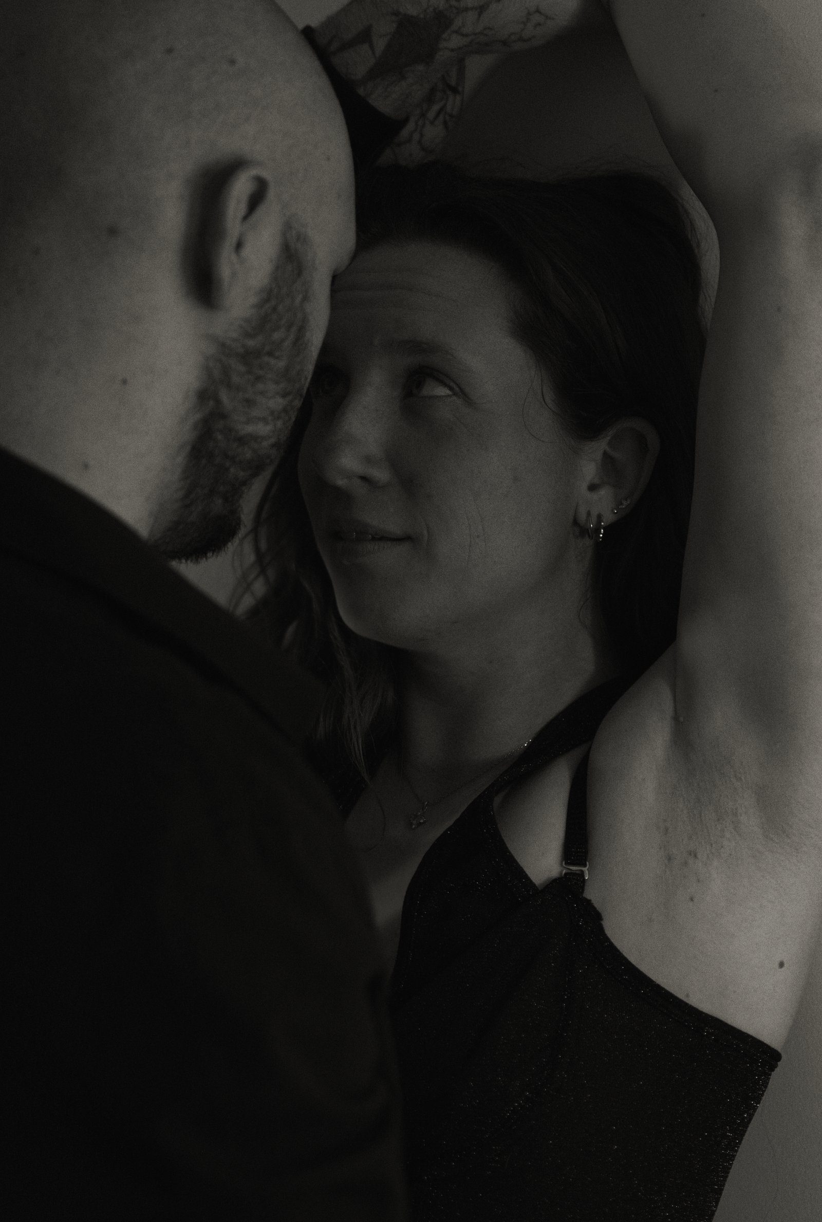 Portrait couple noir et blanc intérieur Loire-Atlantique