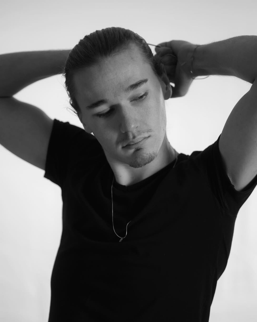 Portrait noir et blanc extérieur Paris